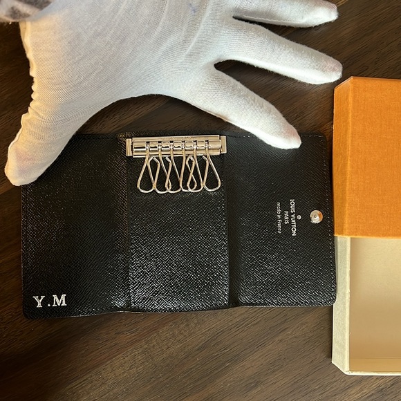 LV grey and Black gently used Keyholder - Picture 3 of 7
